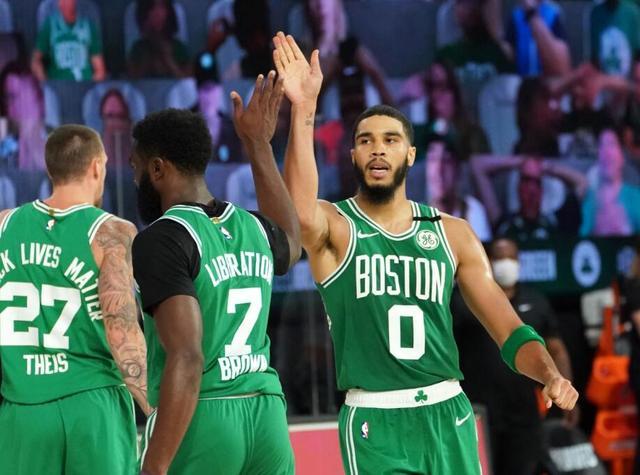 76人险胜深圳队,塔图姆带队取胜 76人险胜深圳队,塔图姆带队取胜